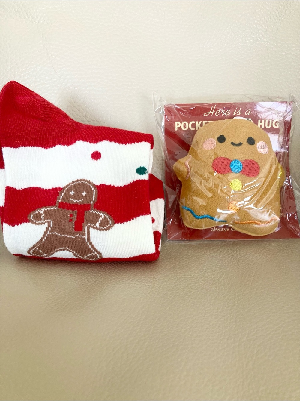 Christmas Gift Box; Tumbler, Candle, Spa Set, Socks, Pocket Hug - Picture 5 of 7